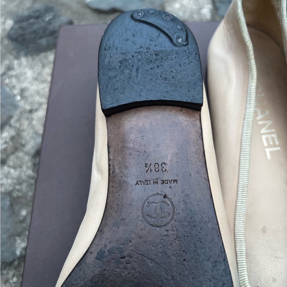 CHANEL AUTHENTIC CC LEATHER BALLET FLATS - Picture 4 of 5